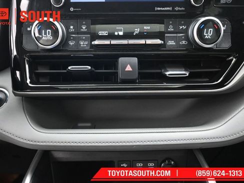 Used 2022 Toyota Highlander XLE AWD/4WD image 18