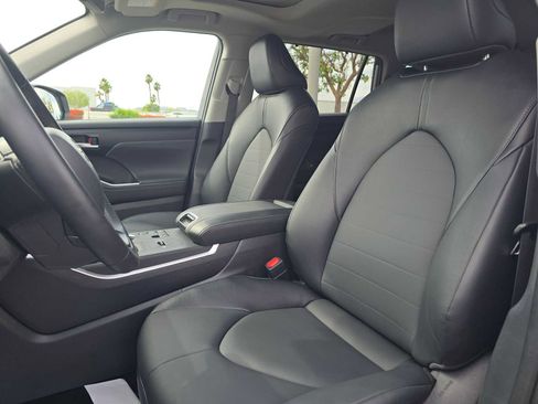 Certified 2025 Toyota Highlander XLE FWD image 23
