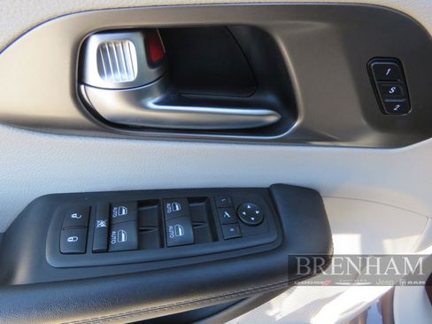 Used 2019 Chrysler Pacifica Limited w/ Tire & Wheel Group image 13