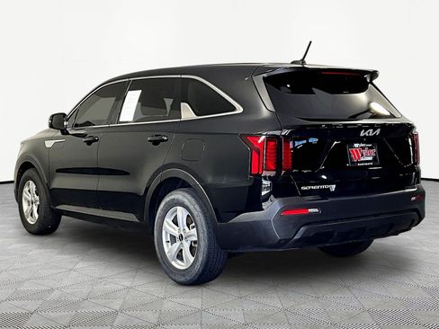 Certified 2023 Kia Sorento LX FWD image 4