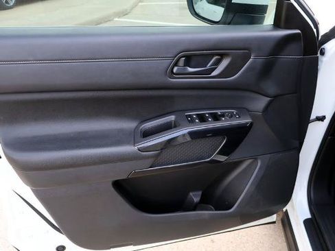 Certified 2024 Nissan Pathfinder SV FWD image 17