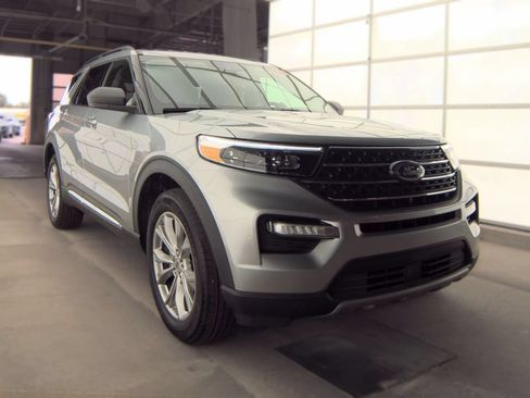 Used 2024 Ford Explorer XLT w/ Equipment Group 202A AWD/4WD image 4
