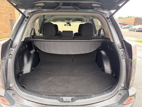 Used 2018 Toyota RAV4 LE FWD image 7
