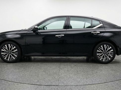 Used 2025 Nissan Altima 2.5 SV image 5