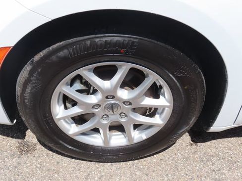 Used 2023 Chrysler Pacifica Touring-L FWD image 15