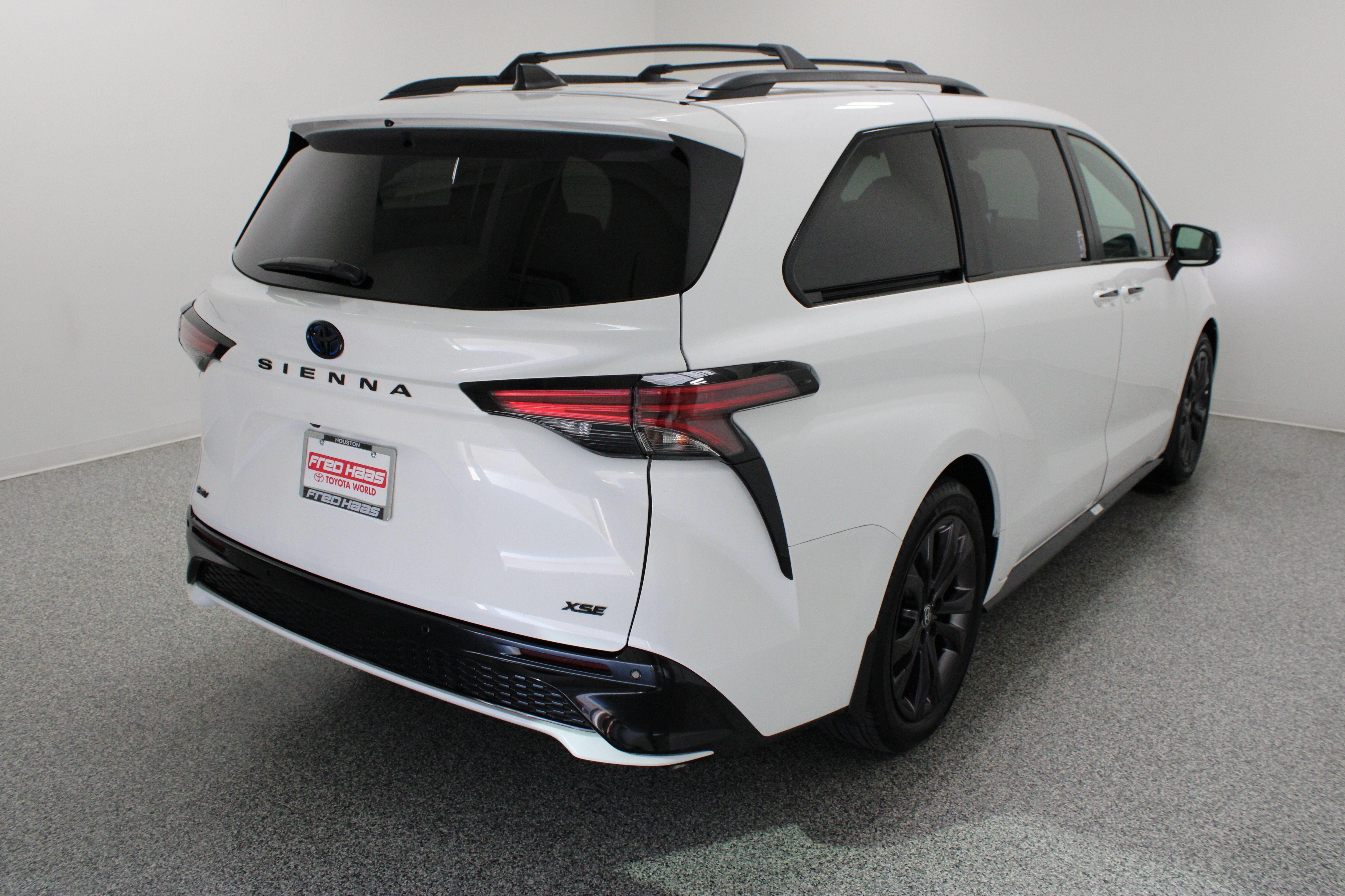 Used 2025 Toyota Sienna XSE w/ XSE Premium Package FWD image 7