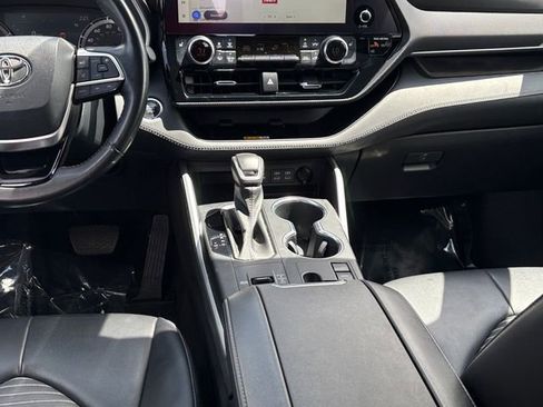 Used 2023 Toyota Highlander XSE FWD image 17