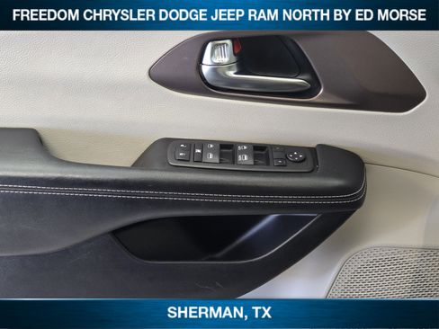 Used 2023 Chrysler Voyager LX image 17