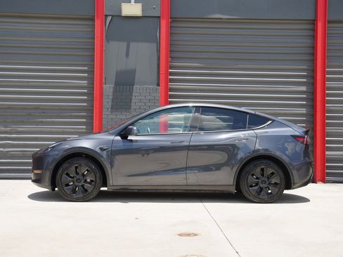 Used 2024 Tesla Model Y Long Range RWD image 7