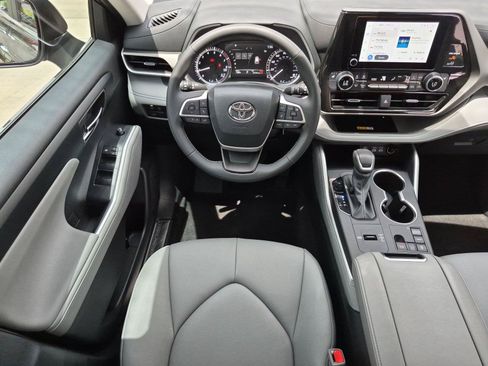 Used 2024 Toyota Highlander XLE FWD image 14
