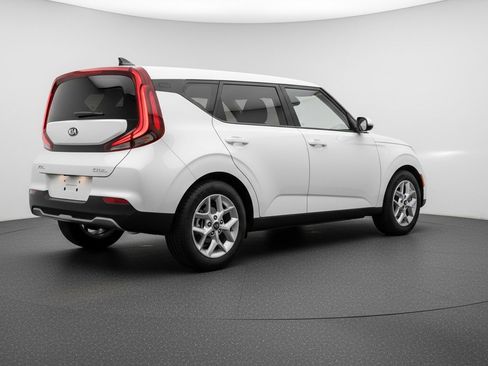 Used 2025 Kia Soul LX w/ LX Technology Package FWD image 9