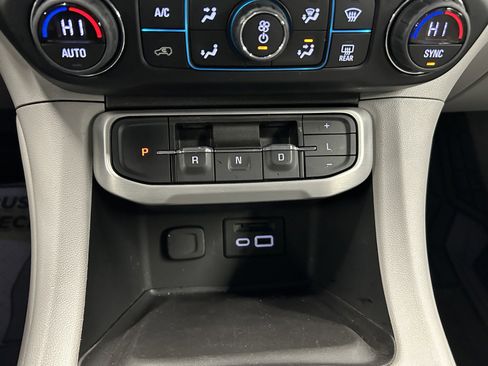 Used 2023 GMC Acadia SLT image 34