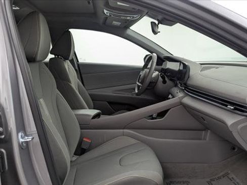 Used 2025 Hyundai Elantra SEL image 21