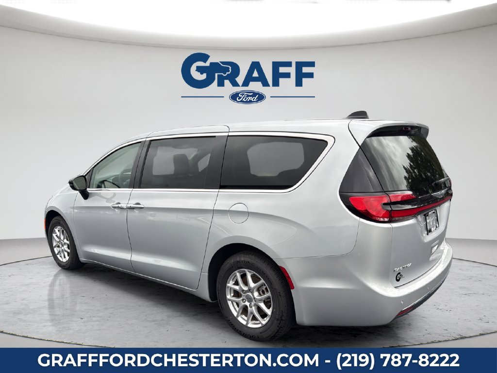 Used 2024 Chrysler Pacifica Touring-L FWD image 11