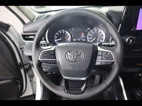 Used 2023 Toyota Highlander XLE FWD image 18