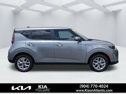 Used 2025 Kia Soul LX w/ LX Technology Package FWD image 2