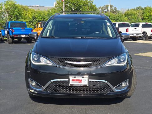 Certified 2018 Chrysler Pacifica Limited image 2