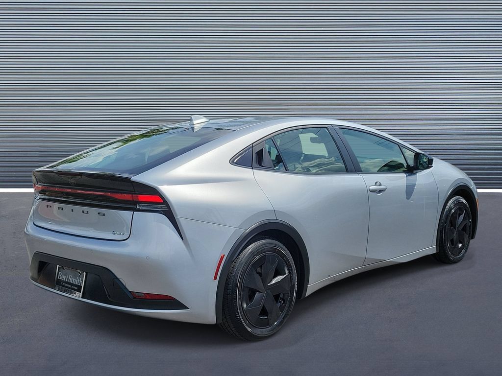 Used 2025 Toyota Prius LE FWD image 3