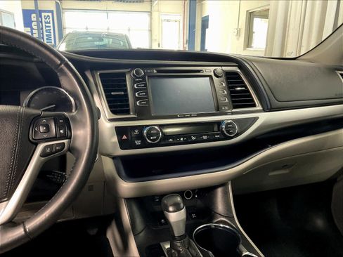 Used 2019 Toyota Highlander XLE image 18