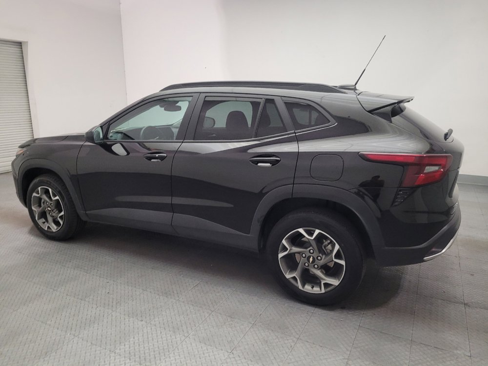 Used 2025 Chevrolet Trax LT w/ LT Convenience Package FWD image 3
