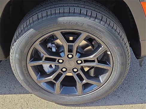 New 2025 Jeep Grand Cherokee Limited image 8