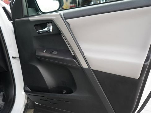Used 2018 Toyota RAV4 XLE AWD/4WD image 9