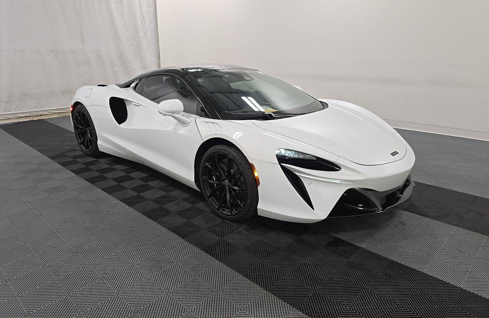 Used 2025 McLaren Artura Spider RWD image 3