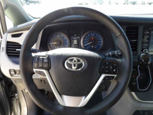 Used 2020 Toyota Sienna XLE FWD image 14