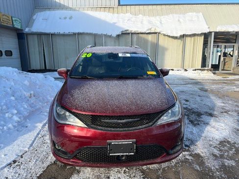 Used 2020 Chrysler Pacifica Touring-L w/ Advanced Safetytec Group image 4