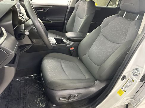 Used 2025 Toyota RAV4 XLE AWD/4WD image 14