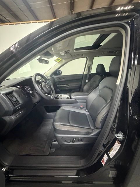 Used 2025 Nissan Pathfinder SL w/ SL Premium Package AWD/4WD image 15