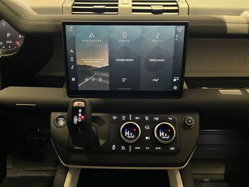 Used 2025 Land Rover Defender 110 S image 31