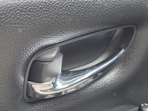 Used 2021 Nissan Titan SV AWD/4WD image 10