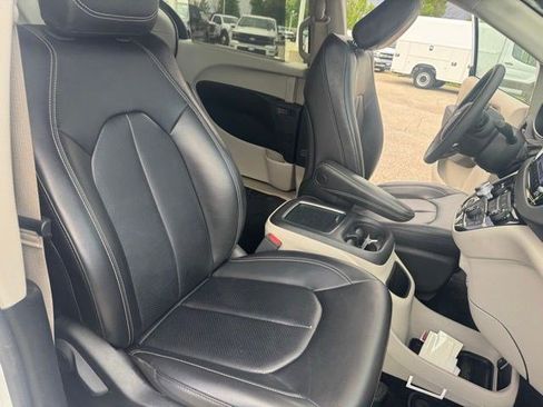 Used 2023 Chrysler Pacifica Touring-L FWD image 36