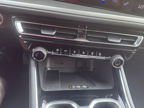 Used 2025 Chevrolet Traverse LT image 17