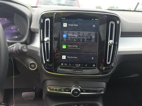 Used 2025 Volvo XC40 B5 Core AWD/4WD image 4
