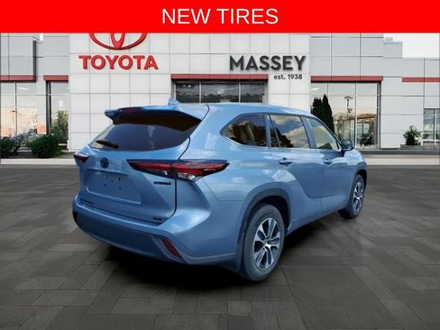 Used 2024 Toyota Highlander XLE AWD/4WD image 3