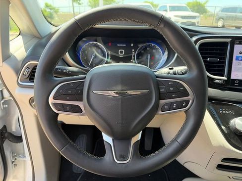Used 2024 Chrysler Pacifica Touring-L image 21