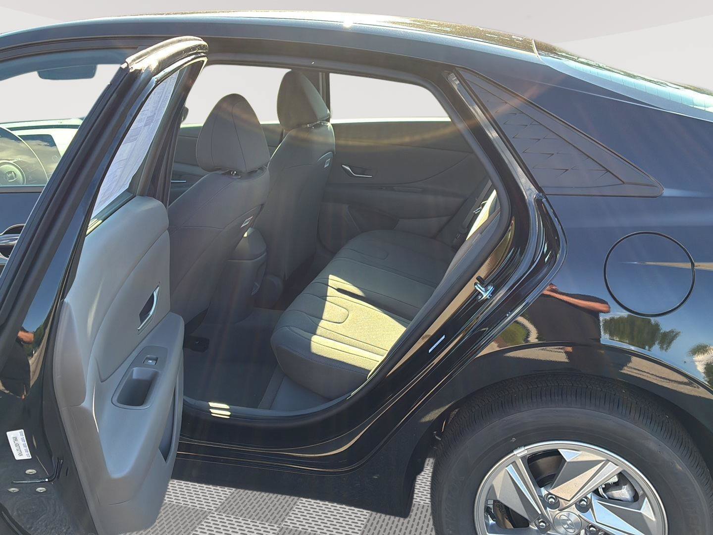 Used 2026 Hyundai Elantra SE FWD image 24