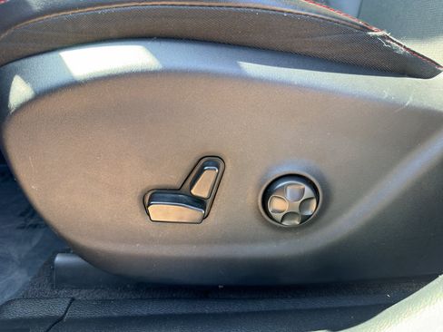 Used 2018 Jeep Cherokee Trailhawk w/ Cold Weather Group AWD/4WD image 10