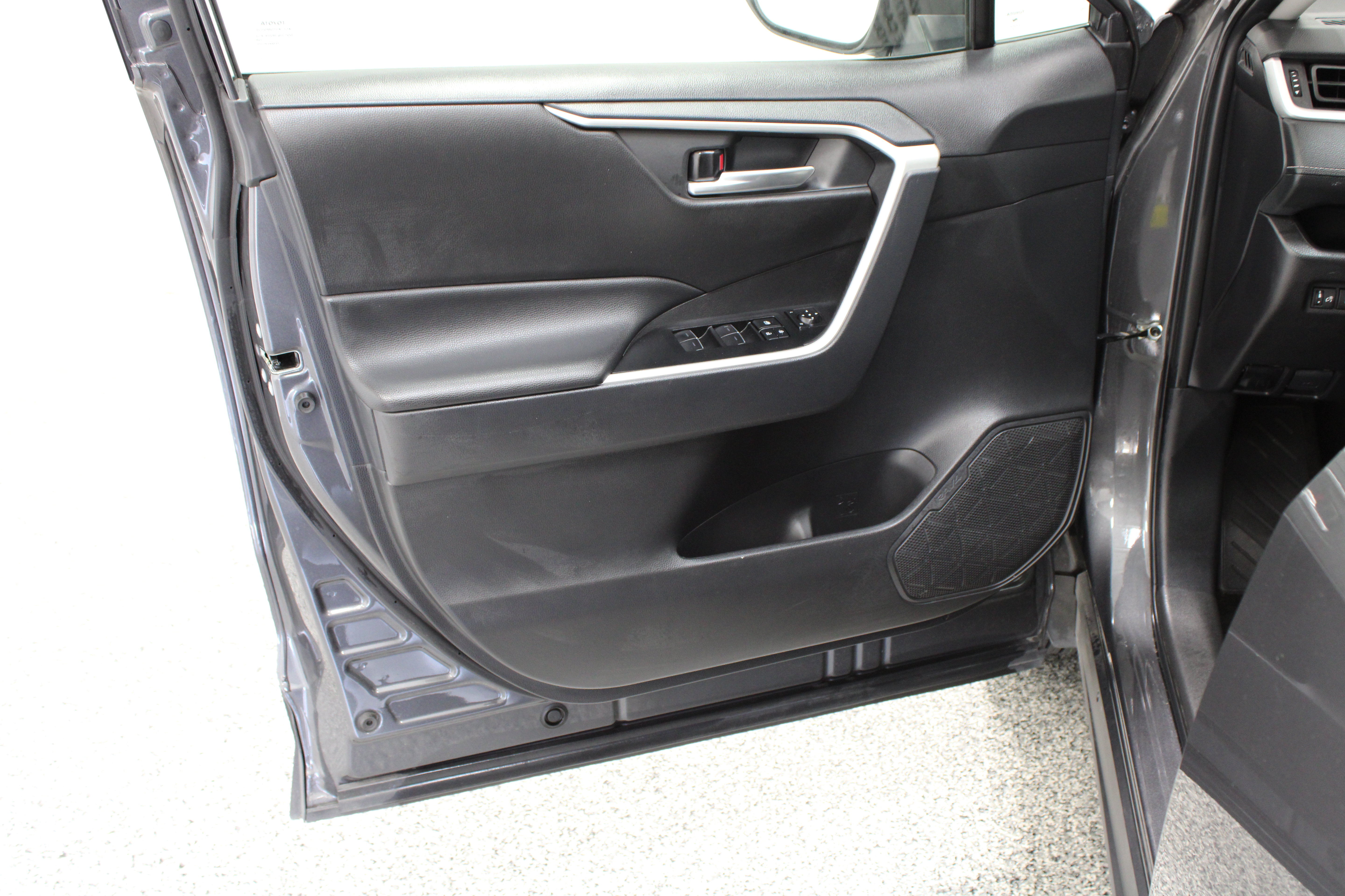 Used 2025 Toyota RAV4 XLE FWD image 12