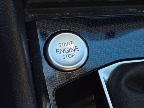 Certified 2025 Volkswagen Taos SE w/ Panoramic Sunroof Package FWD image 22