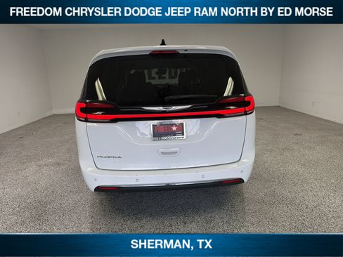 Used 2023 Chrysler Pacifica Touring-L FWD image 5