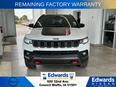 Used 2025 Jeep Compass Trailhawk AWD/4WD image 3