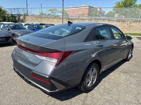 Used 2025 Hyundai Elantra SE FWD image 11
