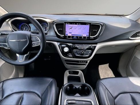 Used 2023 Chrysler Pacifica Touring-L FWD image 8