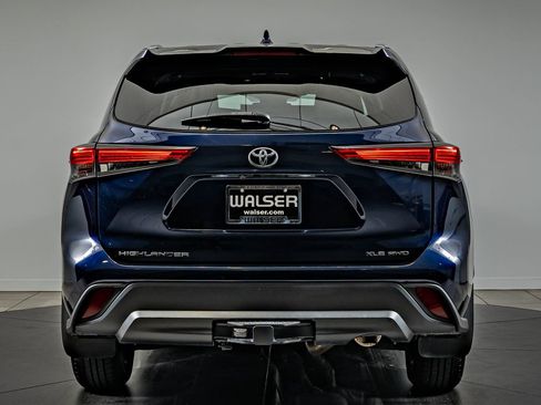 Used 2021 Toyota Highlander XLE AWD/4WD image 6