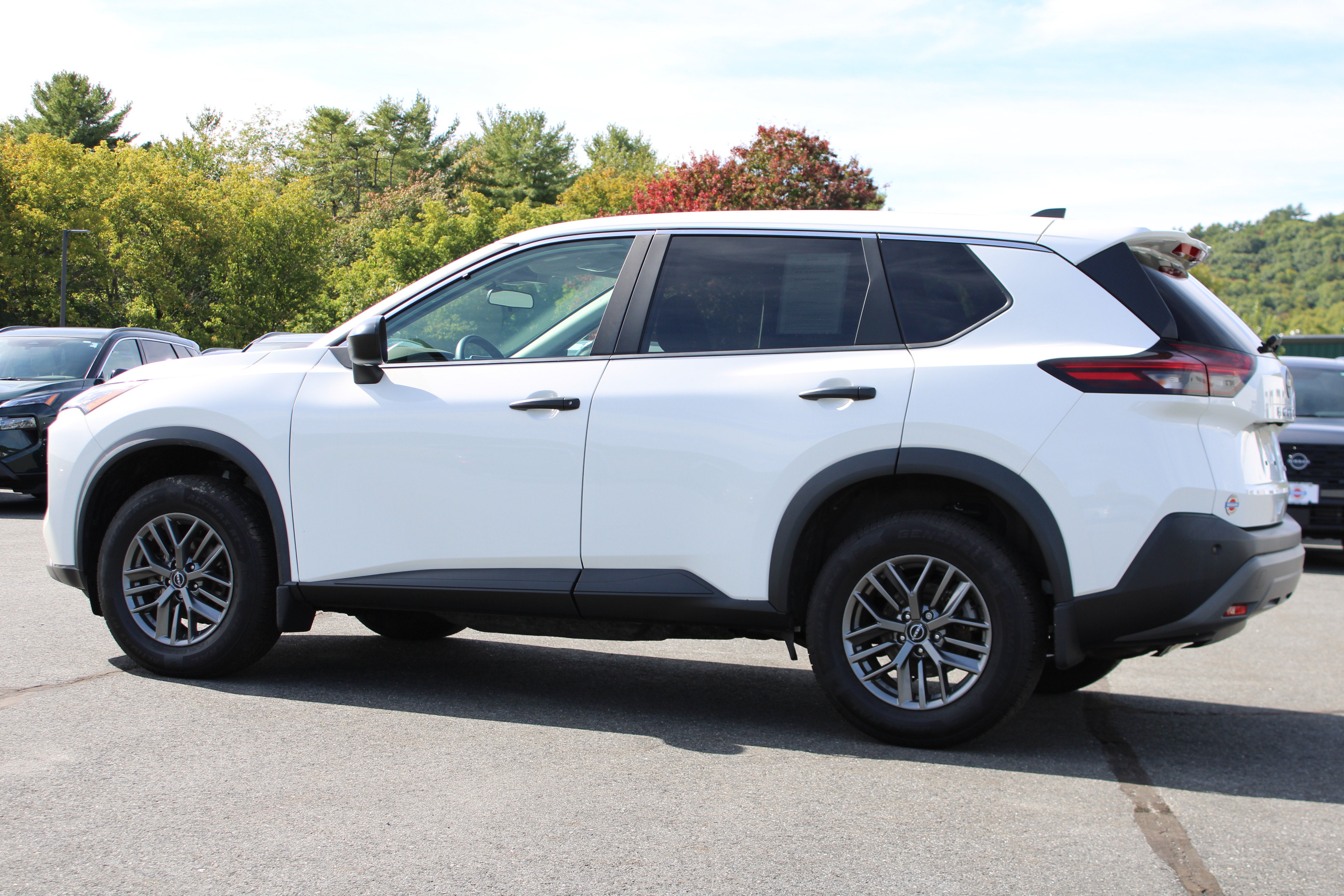 Used 2023 Nissan Rogue S AWD/4WD image 10
