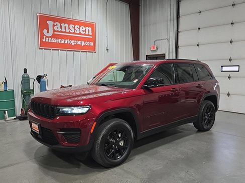 Used 2024 Jeep Grand Cherokee Altitude image 1