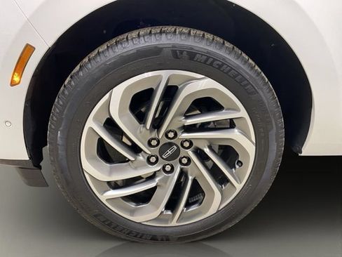 Certified 2025 Lincoln Navigator Reserve AWD/4WD image 25
